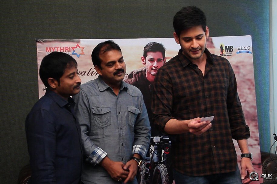 Mahesh-Babu-Picks-Up-Srimanthudu-Cycle-Winner